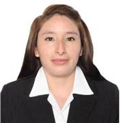 profesora de psicología imparte clases a niños y jóvenes permitiendo un buen desarrollo y regulación emocional